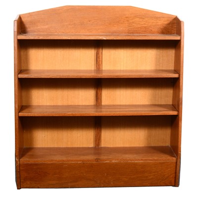 Lot 530 - A set of oak Arts and Crafts style open bookcase