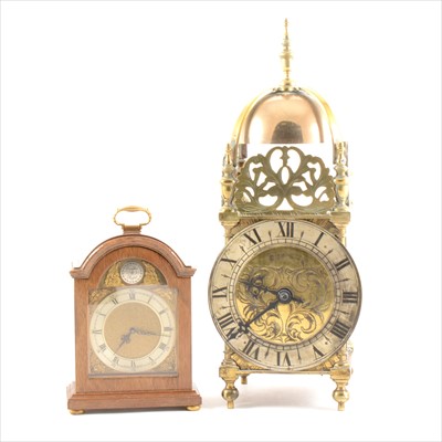 Lot 164 - A reproduction brass lantern clock