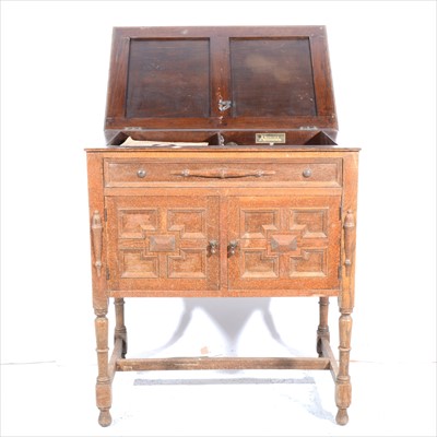 Lot 417 - An oak cabinet gramophone