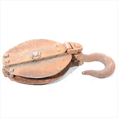 Lot 350 - An old iron pulley block