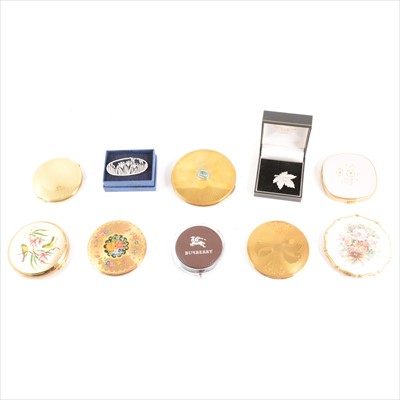 Lot 139 - A collection of thirty-three powder compacts, mainly Stratton