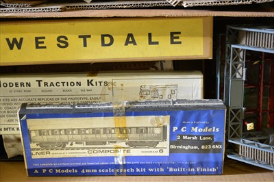 Lot 89 - Large quantity of OO gauge model railway track-side accessories, buildings, track, figures, models and scenery.