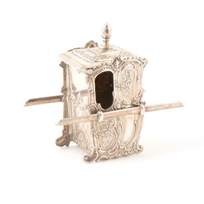 Lot 259 - A miniature silver sedan chair, import marks for George Bedingham, Chester 1910
