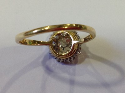 Lot 10 - A diamond circular cluster ring.