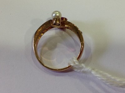 Lot 29 - A pearl and diamond crossover ring.