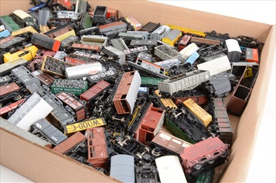 Lot 107 - N gauge model railway wagons and rolling stock; a large collection of loose examples, approximately 120+