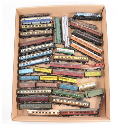 Lot 103 - A good quantity of loose N gauge model railway passenger coaches and rolling stock.
