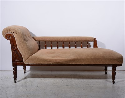 Lot 317 - An Edwardian stained walnut chaise longue