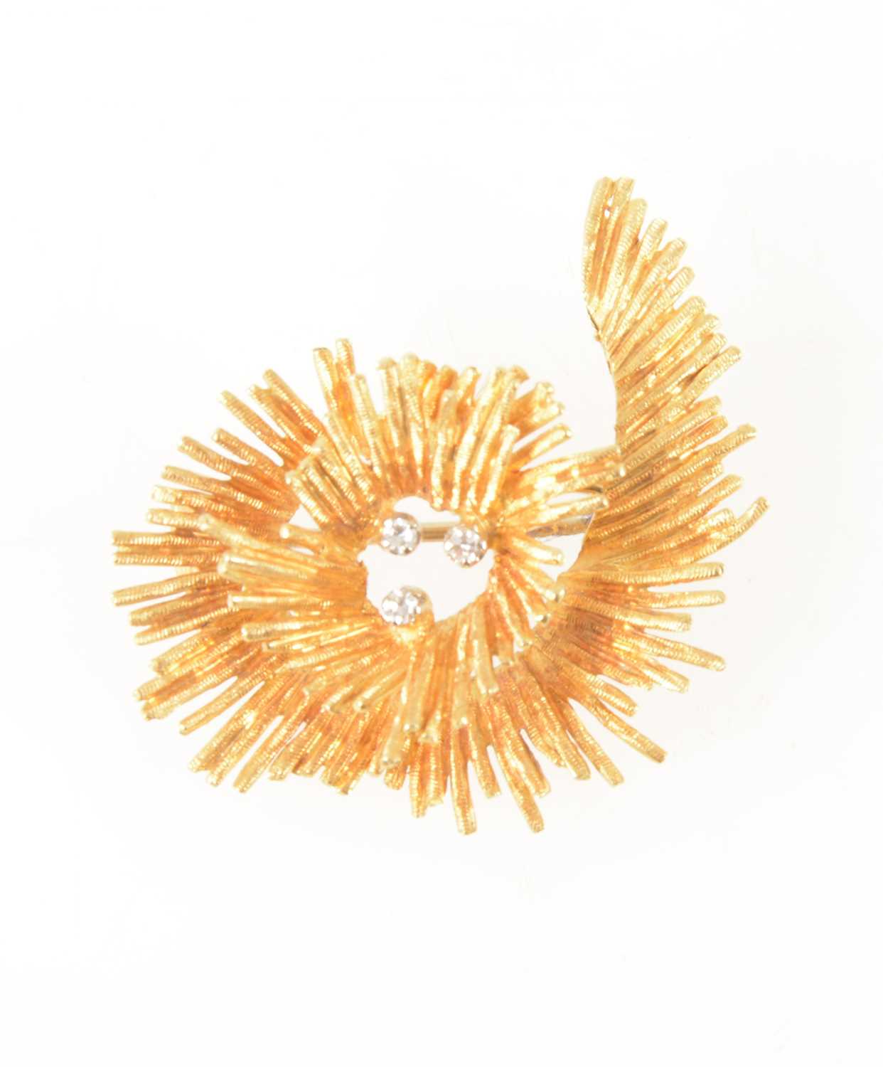 Lot 74 - A vintage 18 carat yellow gold  brooch