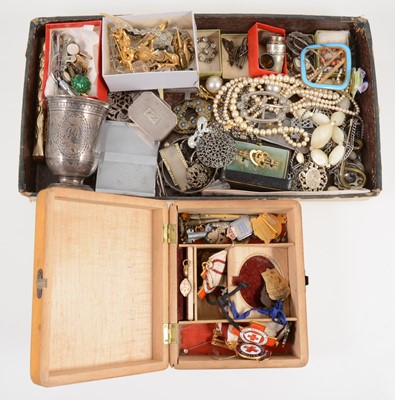 Lot 1394 - A tray of silver  costume jewellery and small collectables.