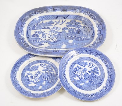Lot 1067 - A collection of blue and white printware