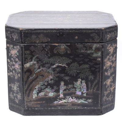 Lot 358 - A Chinese lacue-burgaute box, probably Jiaqing