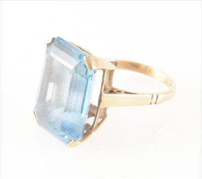 Lot 298 - A synthetic blue stone dress ring.