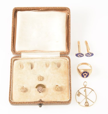 Lot 139 - A masonic ring, cufflinks, set of dress studs and a "Hole in One" pendant.