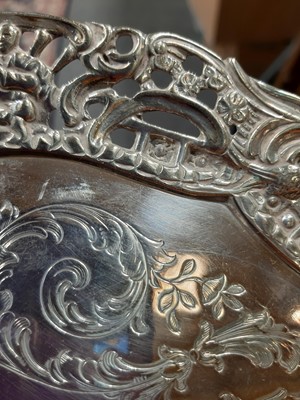 Lot 1079 - Cut-glass oval biscuit box
