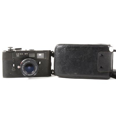 Lot 165 - Leica M5 black rangefinder camera, with Leitz Wetslar 1:3.4/21 lens, serial number 1350756, in carry case and strap.