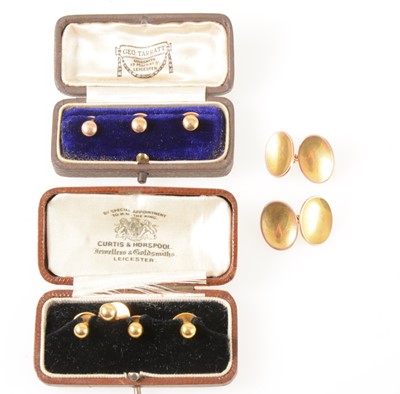 Lot 138 - A pair of 9 carat yellow gold chain link cufflinks and dress studs.