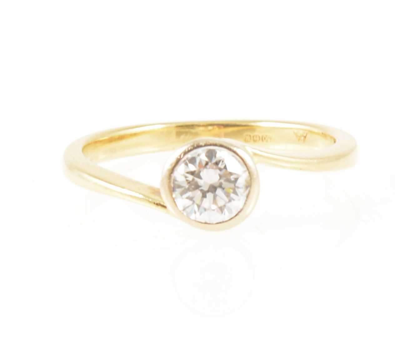 Lot 4 - A diamond solitaire ring.