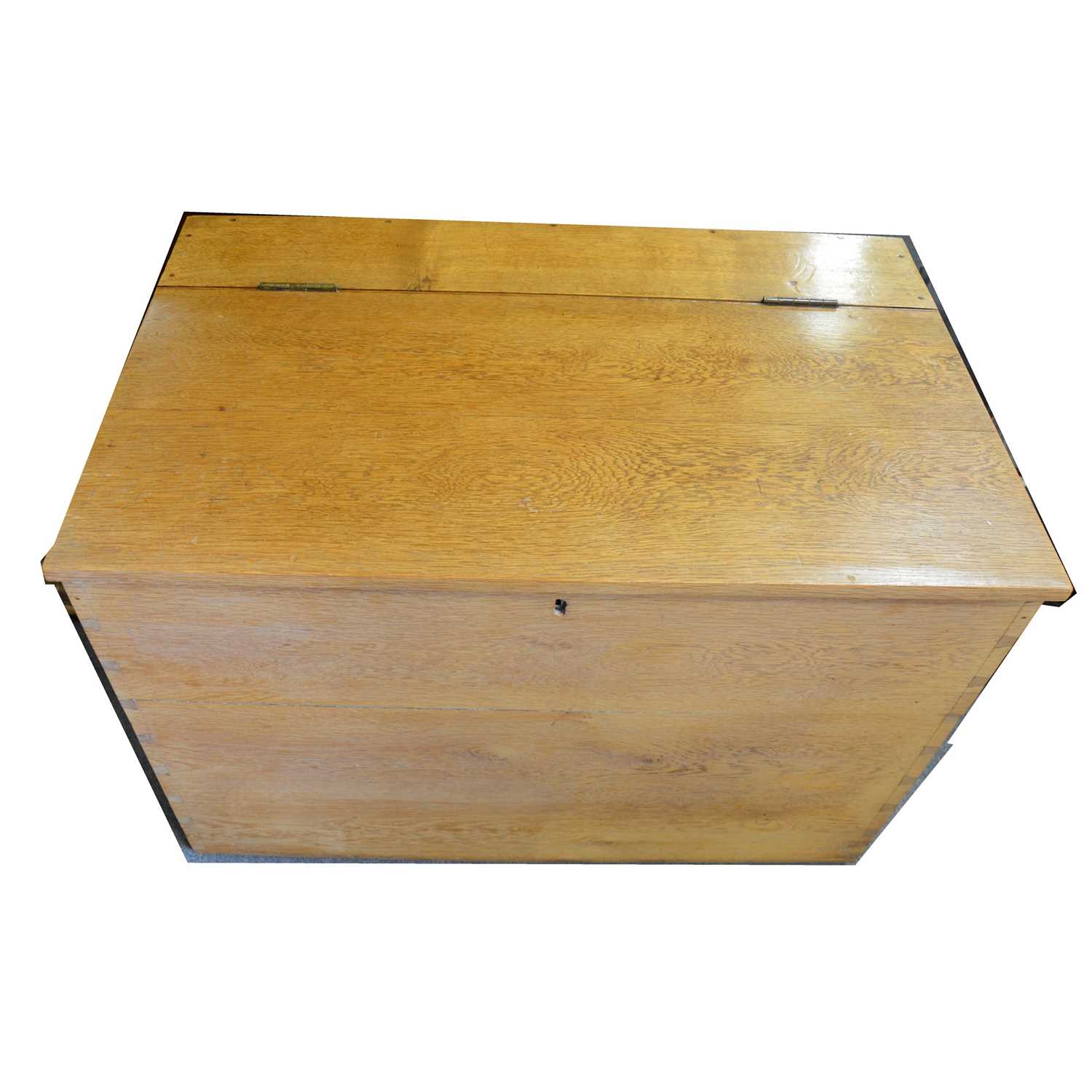 Lot 400 - Modern oak coffer