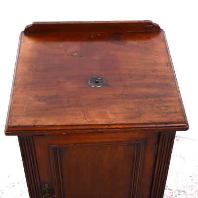 Lot 74 - An Edwardian mahogany bedside table