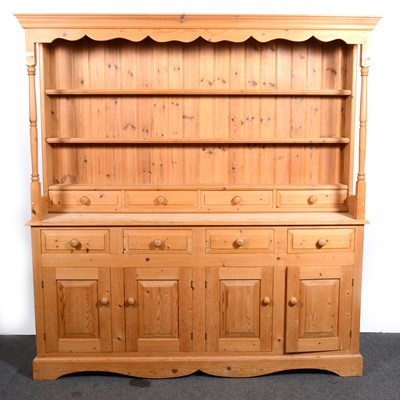 Lot 551 - A modern pine dresser