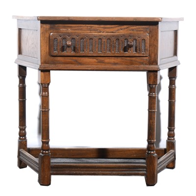 Lot 179 - A reproduction oak hall table
