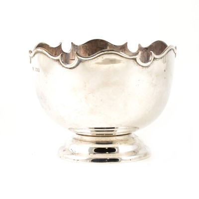 Lot 1185A - A small Edwardian silver rose bowl, Goldsmiths & Silversmiths Co, London, 1908