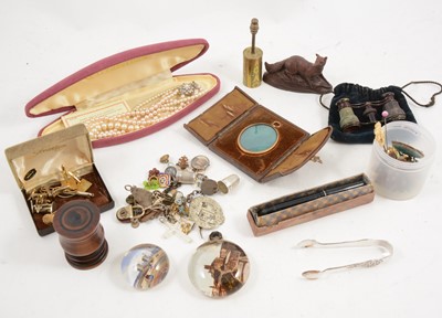 Lot 1167 - A tray of costume jewellery and vintage collectables.