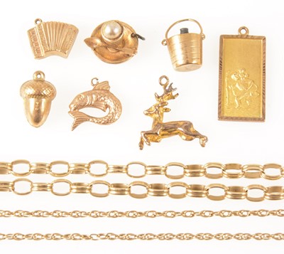 Lot 100 - A 9 carat yellow gold bracelet and loose charms.