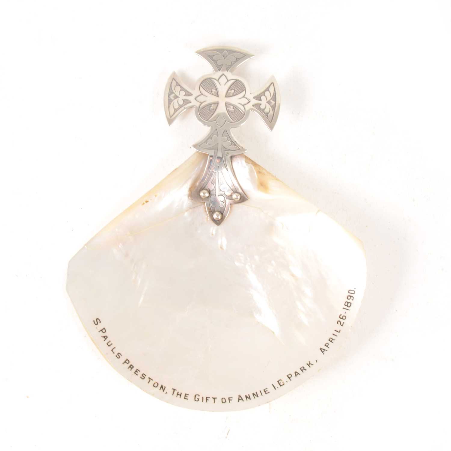 Christning Shell Lot 186 - A cased christening shell in mother-of-pearl
