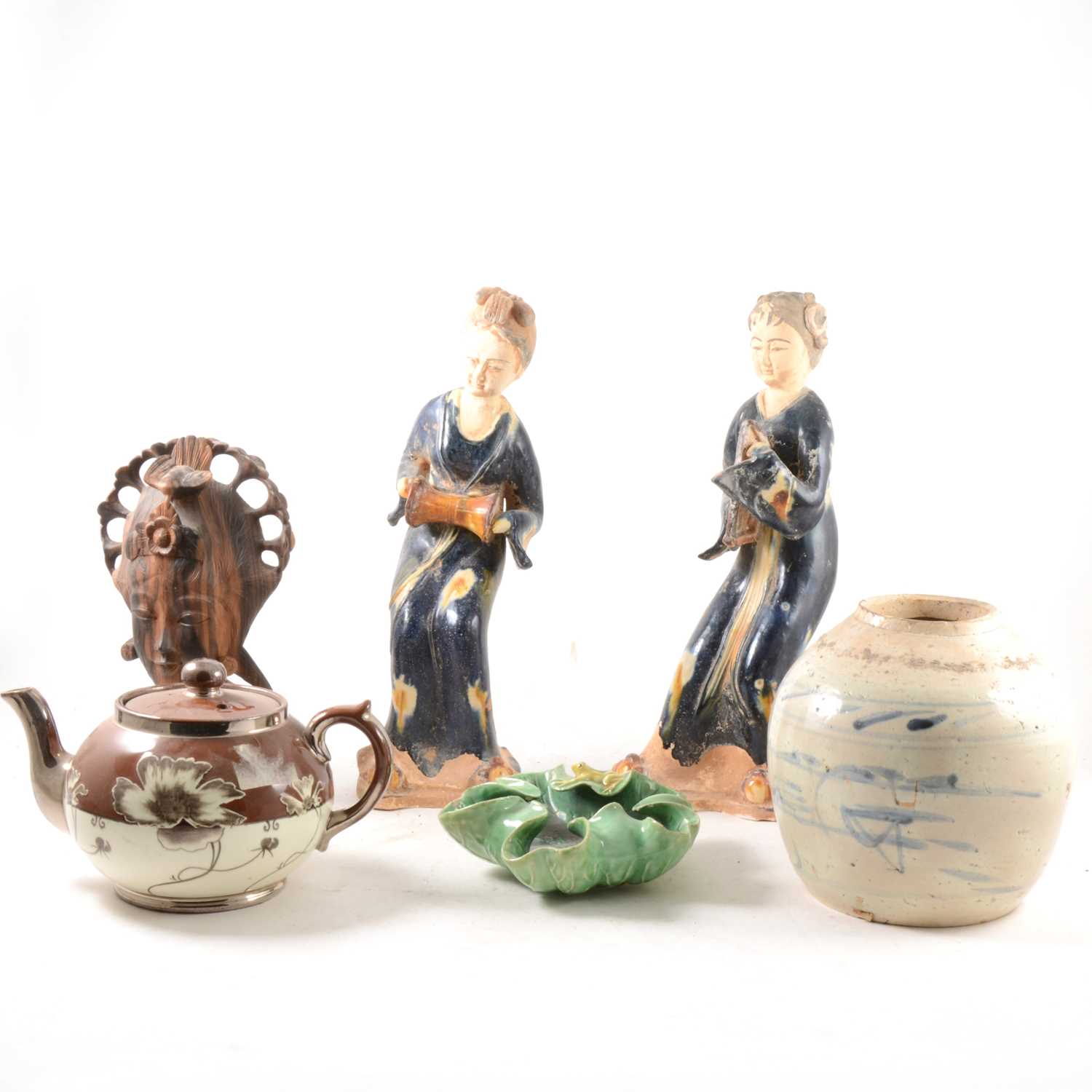 Lot 55 - A box of assorted ceramics and household ornaments