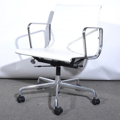 Lot 386 - A Vitra Eames EA 117 office chair