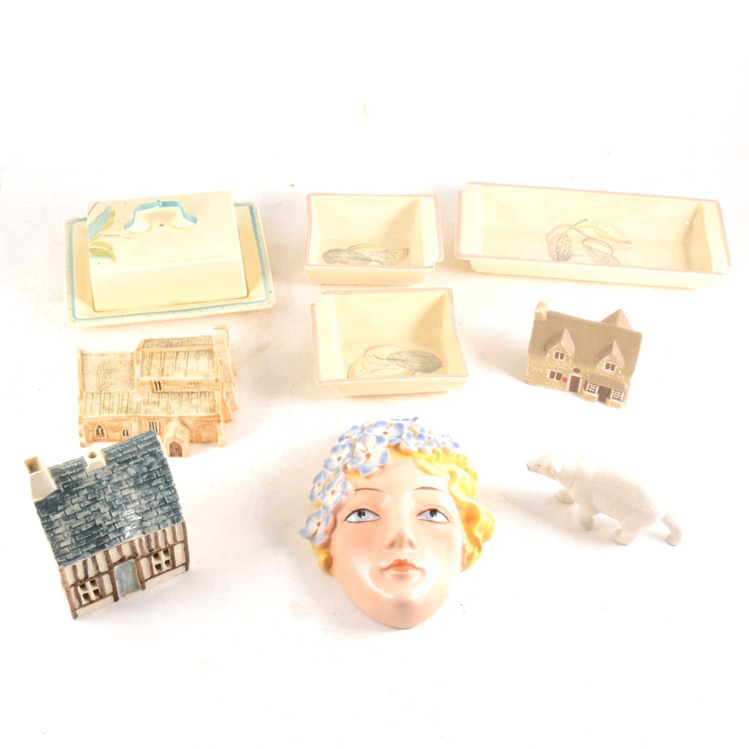 Lot 30 - A collection of decorative ceramics including Susie Cooper and Lilliput Lane