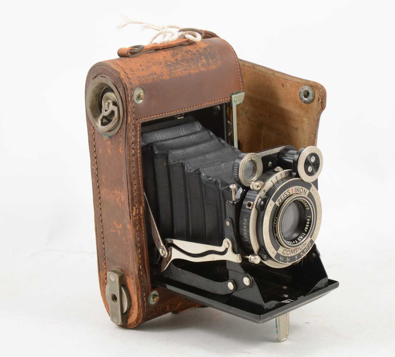 Lot 1127 - Zeiss Ikon Camera, in leather case.