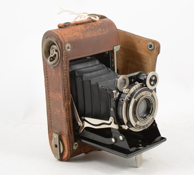 Lot 1127A - Zeiss Ikon Camera, in leather case.