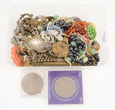 Lot 1349 - A small quantity of costume jewellery, haematite bead necklace, buttons, paste