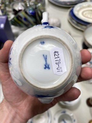 Lot 10 - Meissen blue and white porcelain ovoid teapot