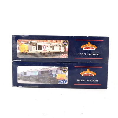 Lot 561 - Two Bachmann OO gauge model railway locomotives, 32-976DC and 32-380DS