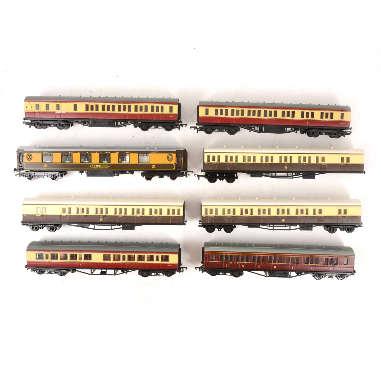 Lot 533 - Twenty Seven OO gauge model railway passenger coaches, all loose