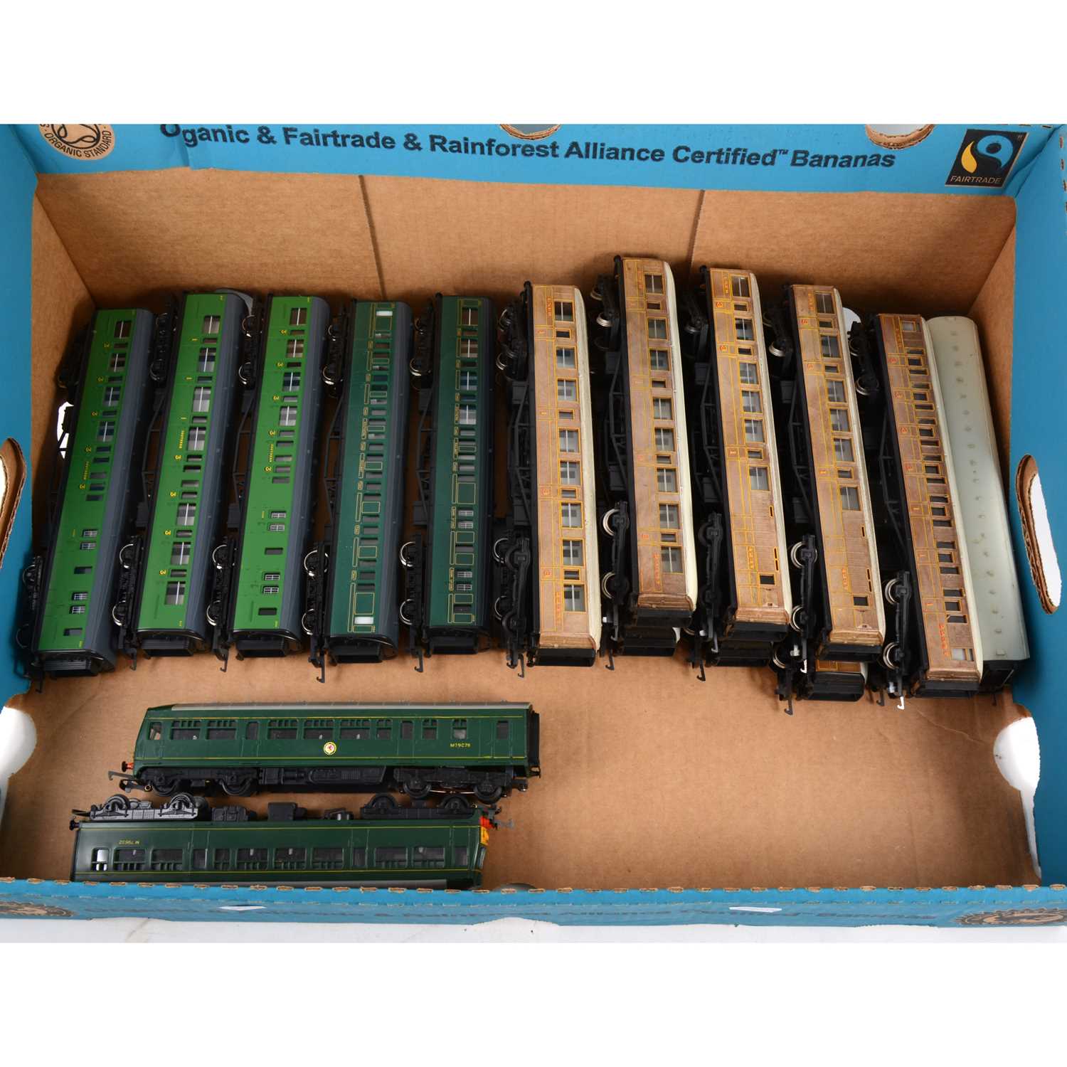 Lot 535 - Tri-ang R157 DMU BR M79079 2 car railcar and