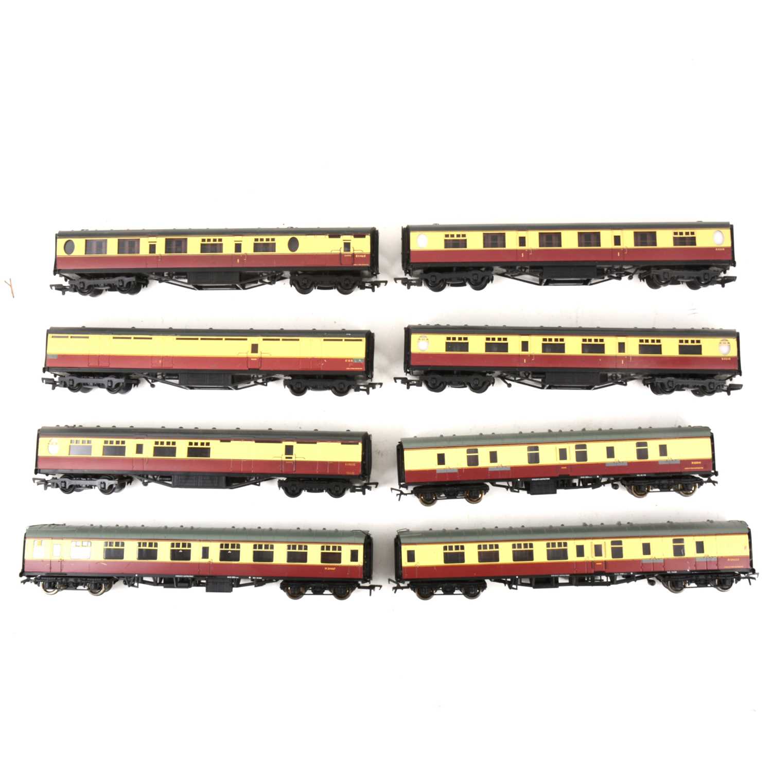 Lot 536 - Thirteen Bachmann OO gauge model railway passenger coaches, all loose.