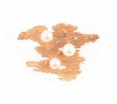 Lot 1293 - A vintage 14 carat yellow gold brooch set with three cultured pearls.