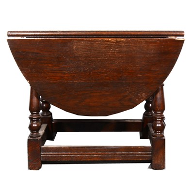 Lot 46 - A stained oak circular dropleaf occasional table