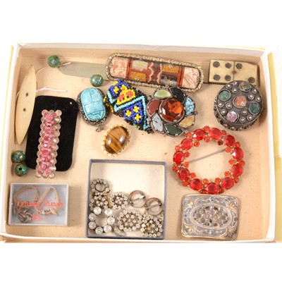 Lot 130 - Polished stone and other brooches, bags of loose stones etc.