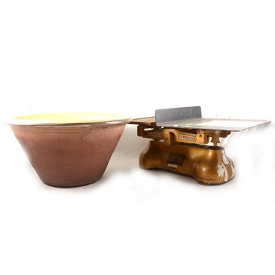 Lot 289 - A set of G.P.O. postal scales and a large ceramic mixing bowl.