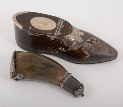 Lot 76 - A George III novelty snuff box, designed as a shoe, and another horn snuff box