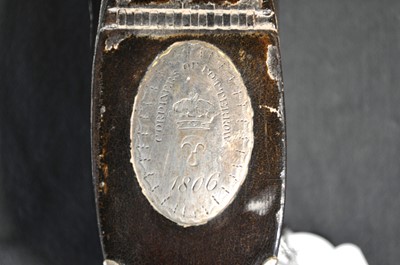 Lot 76 - A George III novelty snuff box, designed as a shoe, and another horn snuff box