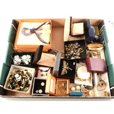 Lot 312 - A tray of modern and vintage costume jewellery.