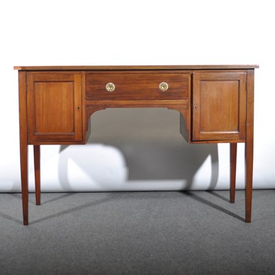 Lot 404 - An Edwardian mahogany sideboard