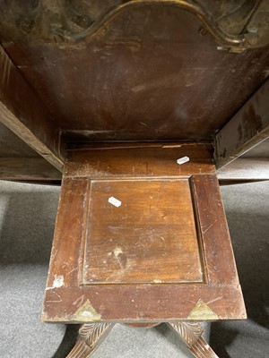 Lot 131 - A William IV varnished mahogany breakfast table
